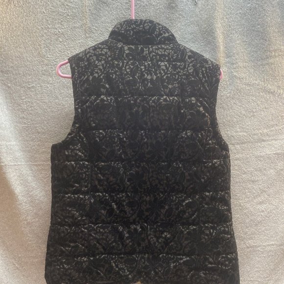 KENNETH COLE Women Sz M Black PUFFER VEST Gold Zipper Flower Jacket Coat Elegant - Picture 6 of 6